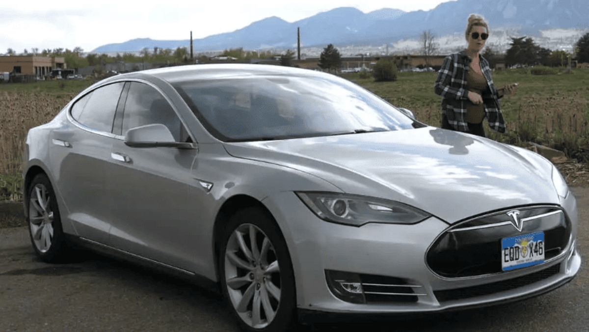 Tesla Model S після 11 років: скільки заряду залишилось (відео)