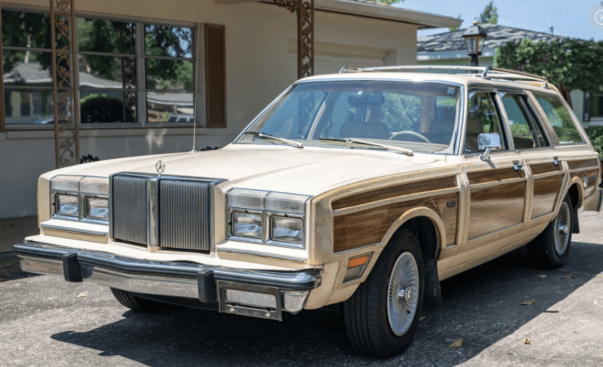 Бежевий універсал Chrysler не здається – досі вважає себе крутим.