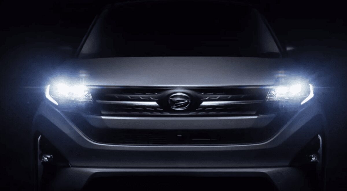 Маленький Daihatsu нарешті рухається вперед.
