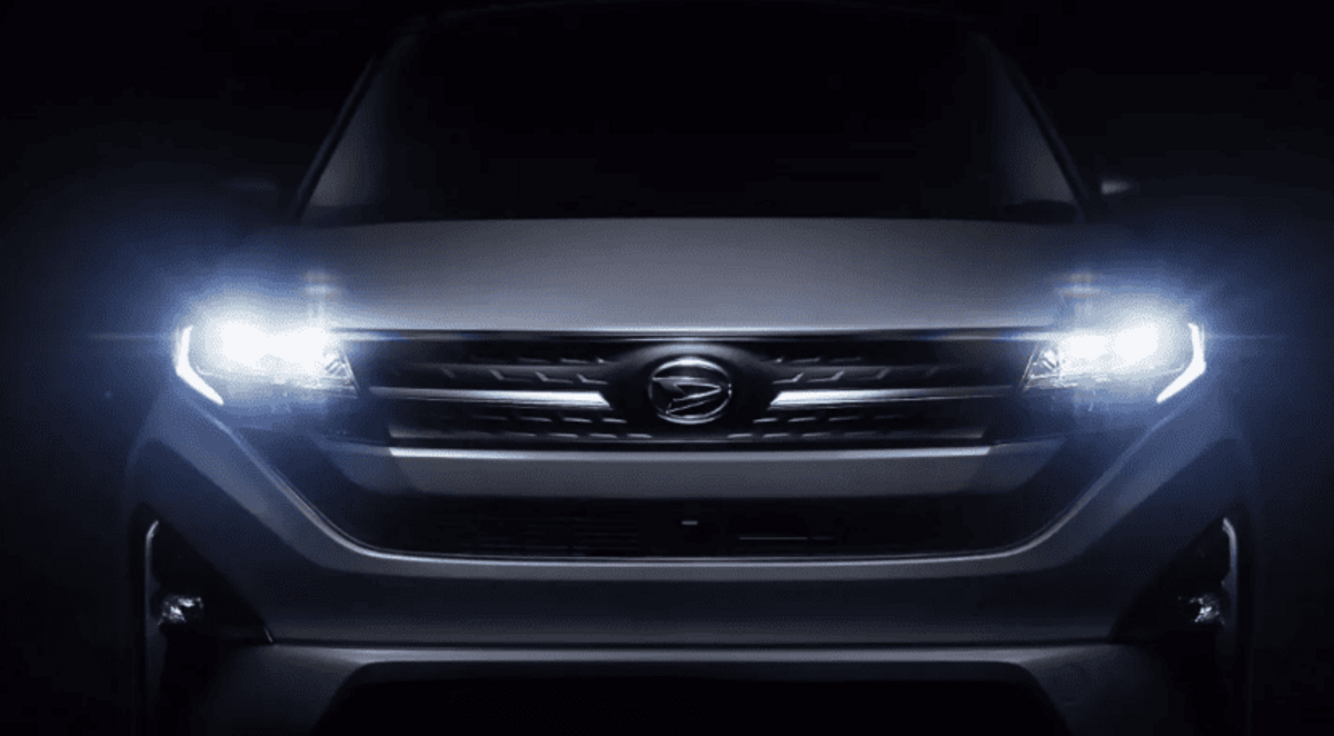 Маленький Daihatsu нарешті рухається вперед.