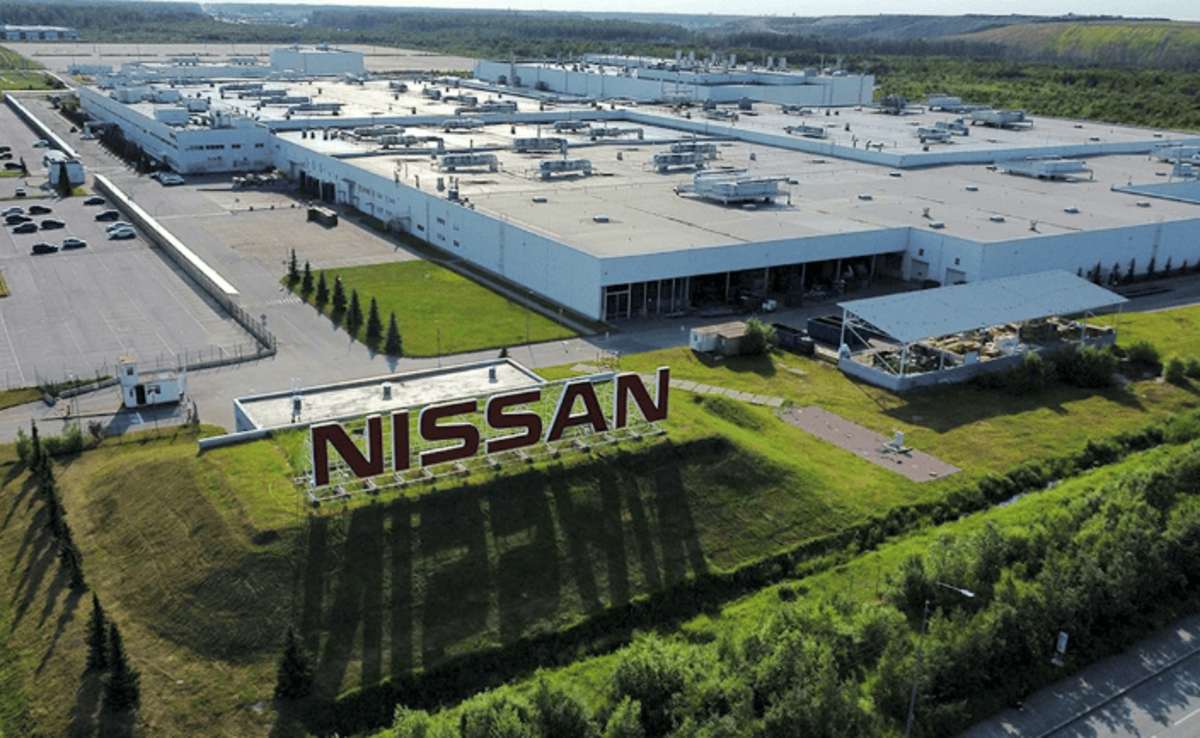 Nissan скорочує робочі місця і закриває заводи.