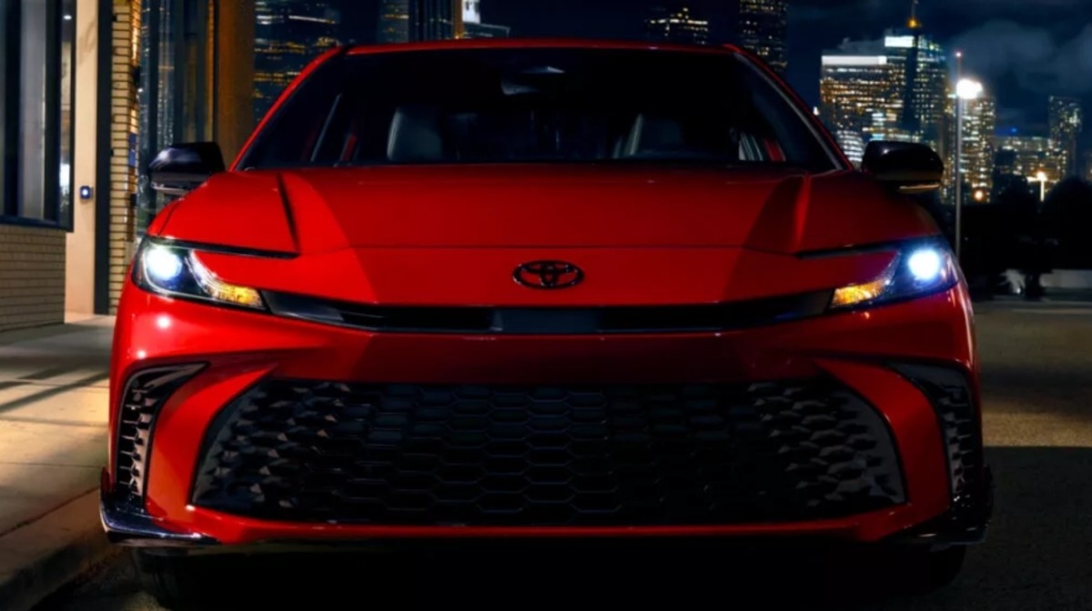 Camry 2026: новий вигляд в стилі Nightshade