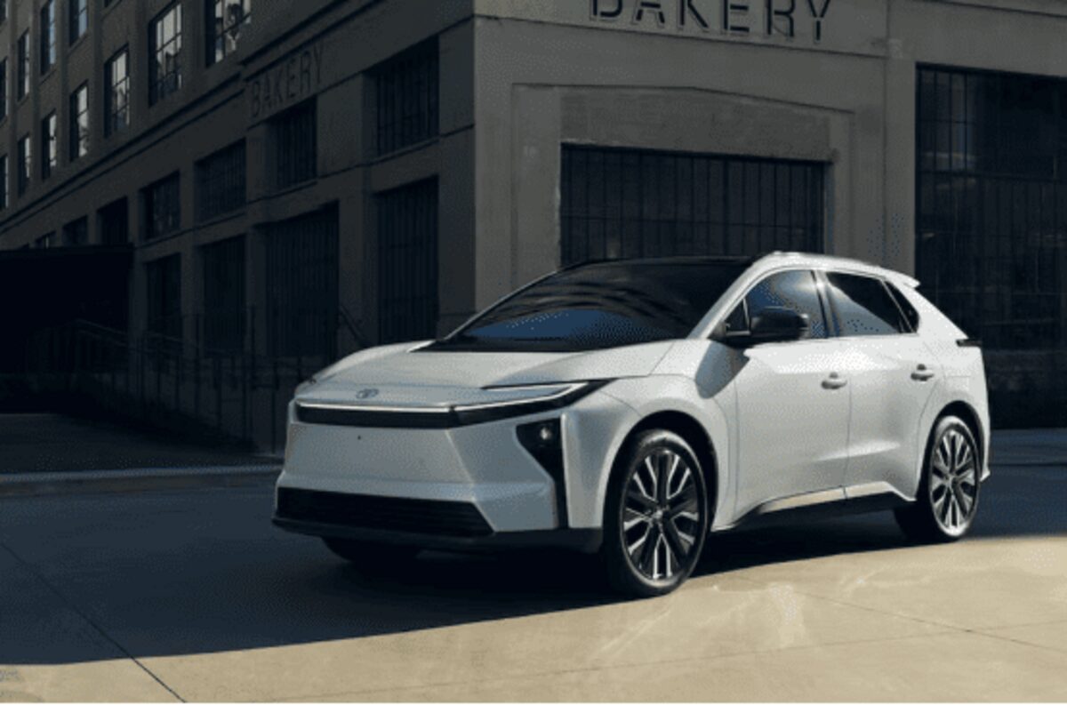 Toyota bZ : нова назва, порт NACS , більш сучасний дизайн