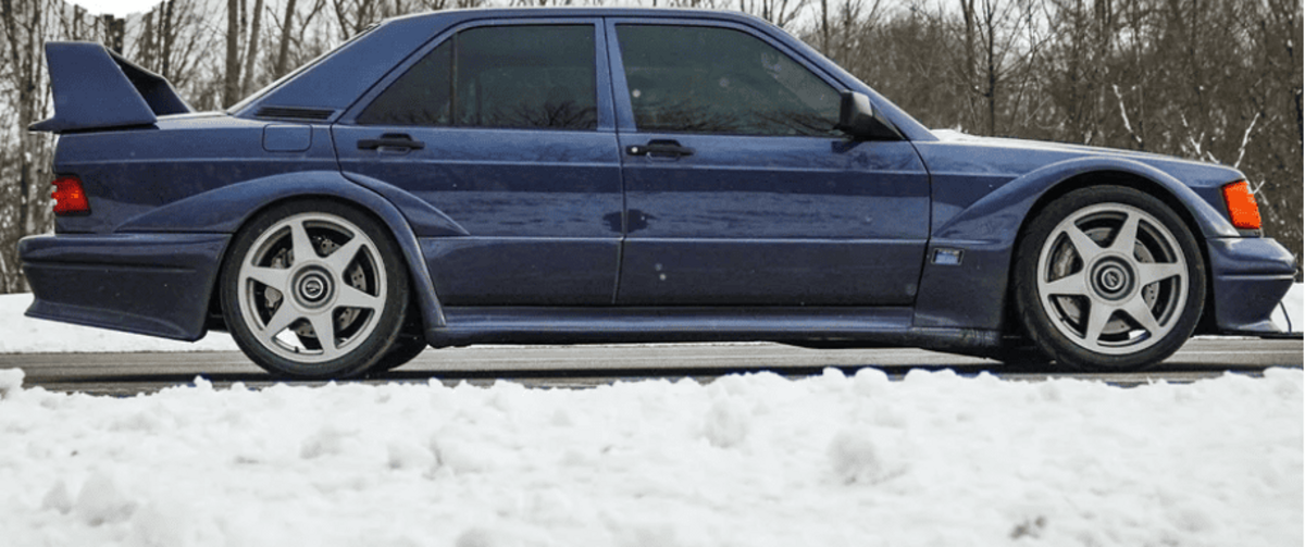 Mercedes 190E EVO II використовує подвійний турбодвигун Raptor V6