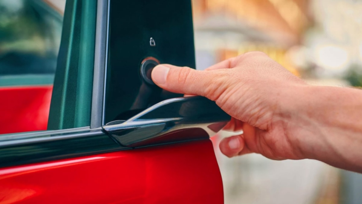 Ford знімає Mustang Mach-E з продажу через дефект замка дверей