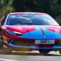 Ferrari повертає фізичні кнопки на кермо своїх суперкарів