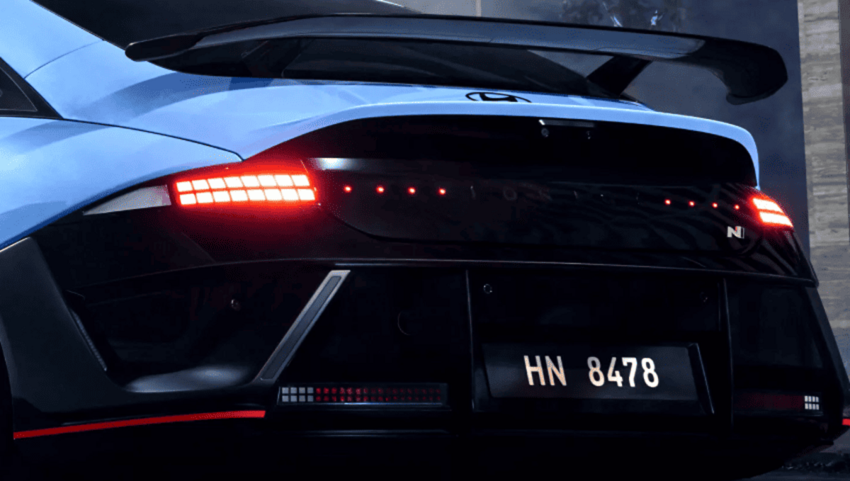 Hyundai Ioniq 6 N проти Tesla Model 3 Performance