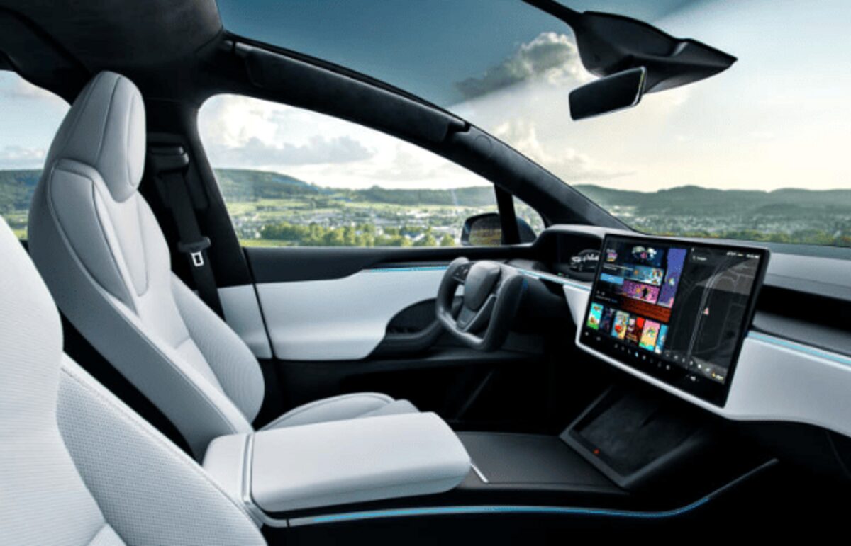 Новий інтерфейс Tesla стає реалістичнішим