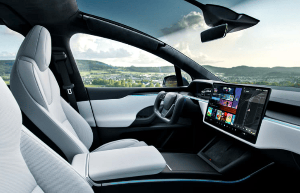 Новий інтерфейс Tesla стає реалістичнішим