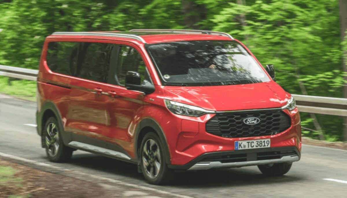 Ford Tourneo Custom: фургон із ціною мінівена (огляд)