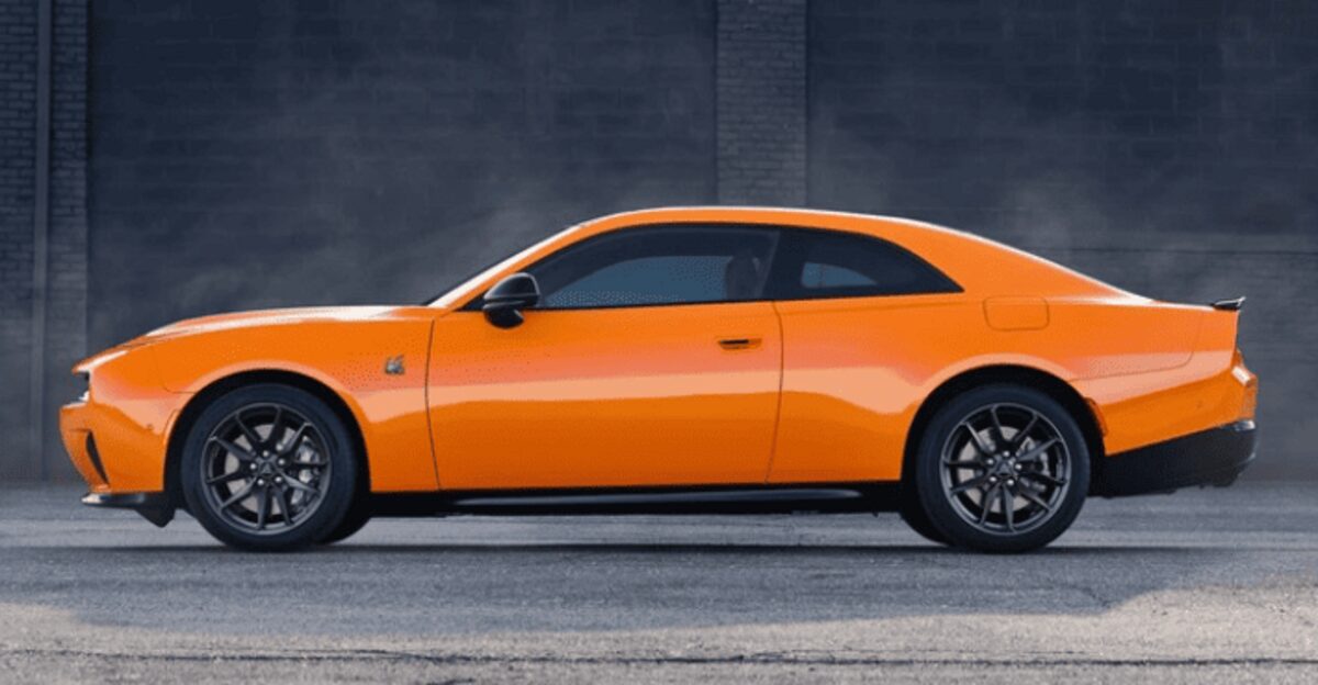 Dodge Charger повертається з бензиновим мотором