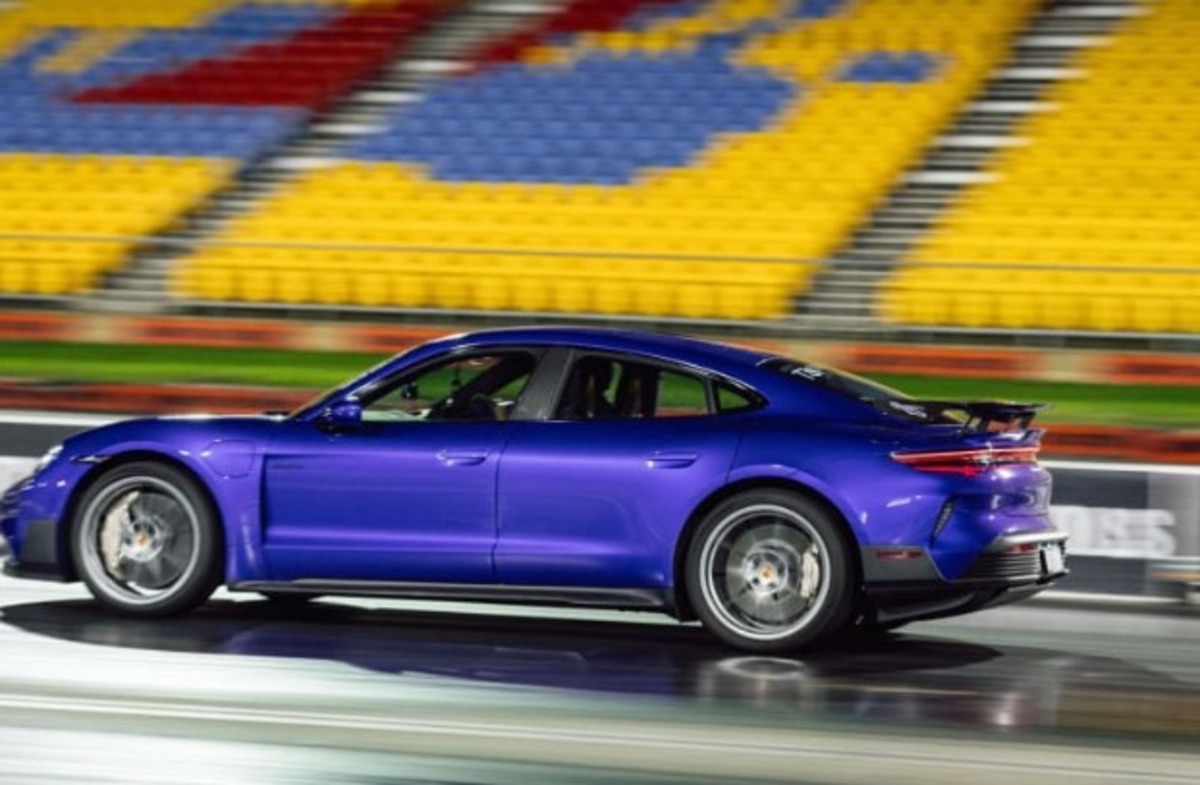 Porsche Taycan Turbo GT: сімейний седан з парашутом