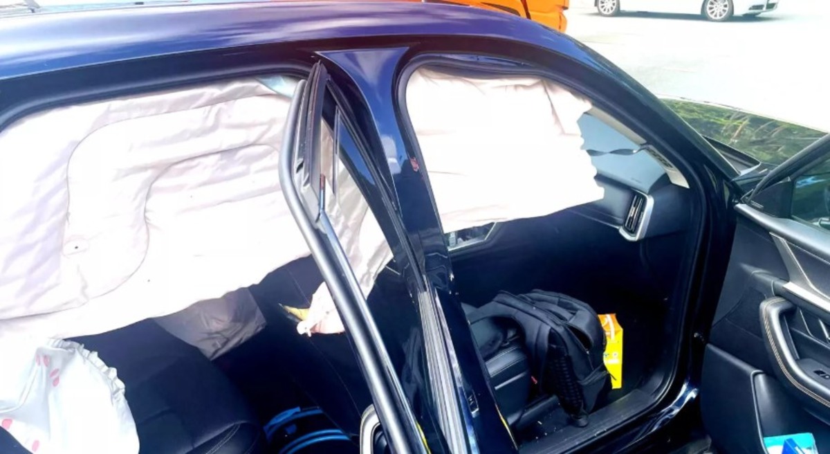 Mazda CX-60: вибух подушок безпеки під час руху