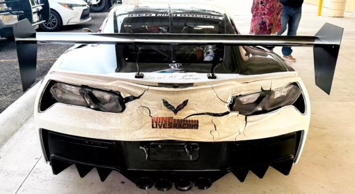 Corvette ZR1 настільки швидка, що розплавилася