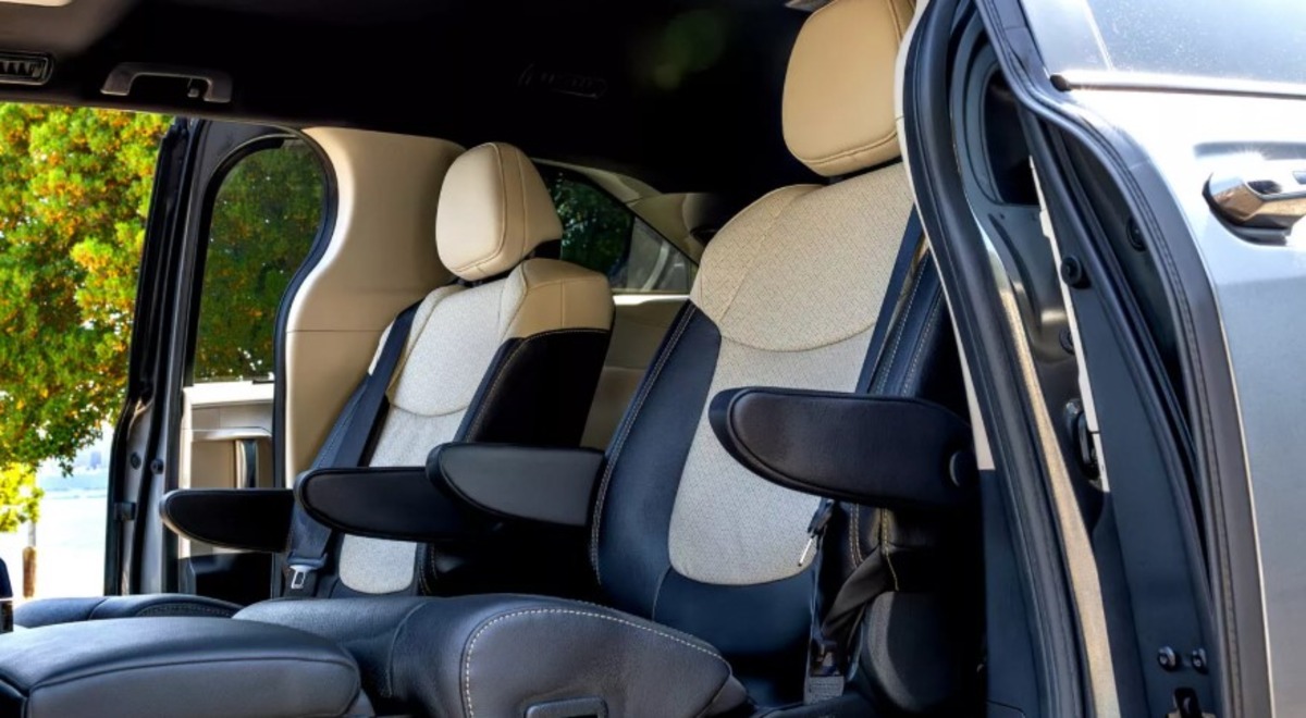 Toyota відкликає понад 54 тисячі Sienna Hybrid 2025