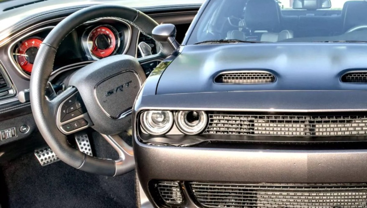 Challenger SRT Hellcat 2023 із мінімальним пробігом (фото)