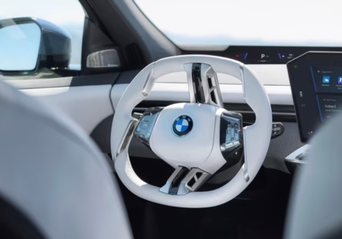 Біле кермо буде навіть у найдешевшому BMW iX3