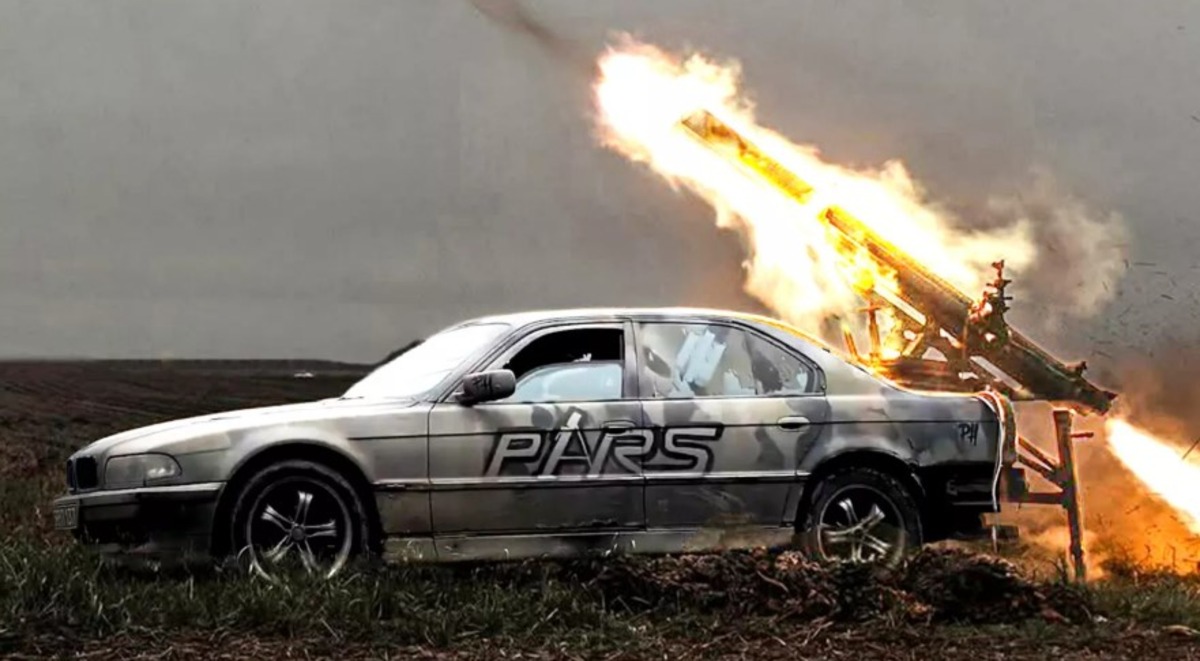 BMW E38 став зброєю: люксовий седан із залпом (відео)