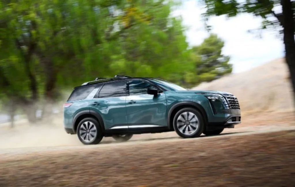Оновлений Nissan Pathfinder 2026 – трирядний і доступний