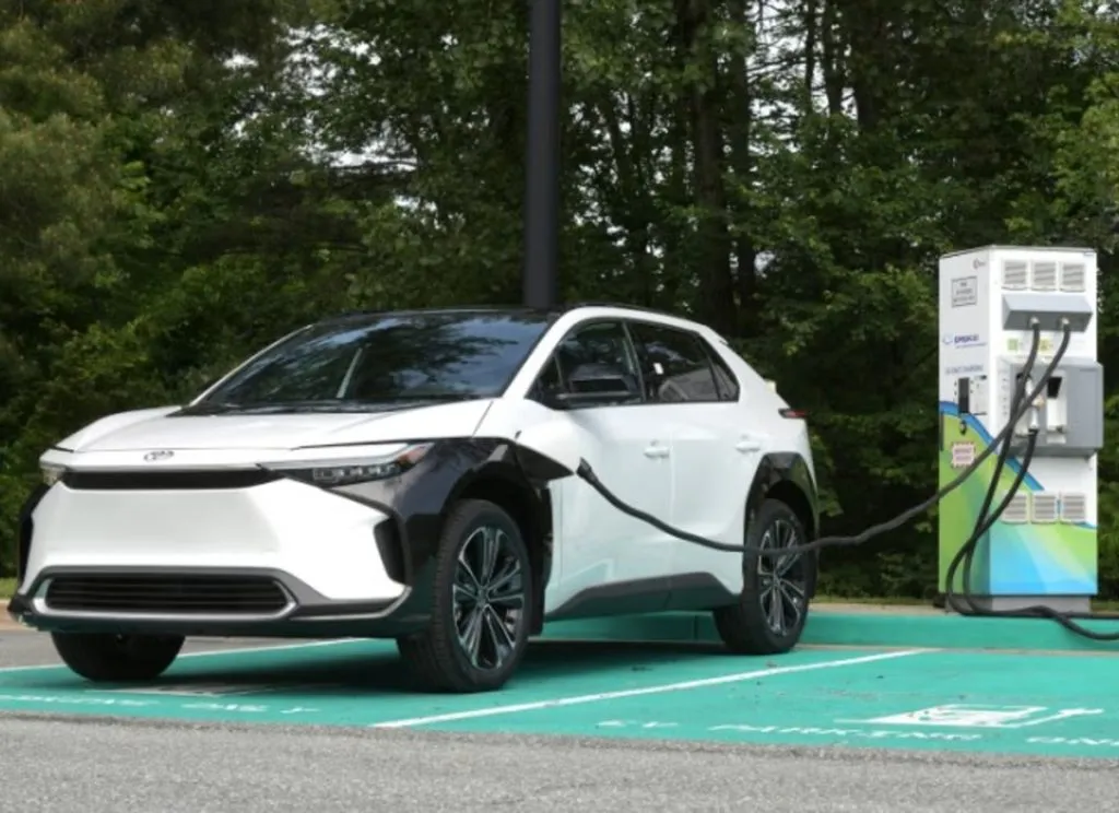 EV Toyota могли б живити мережу як 40 атомних станцій