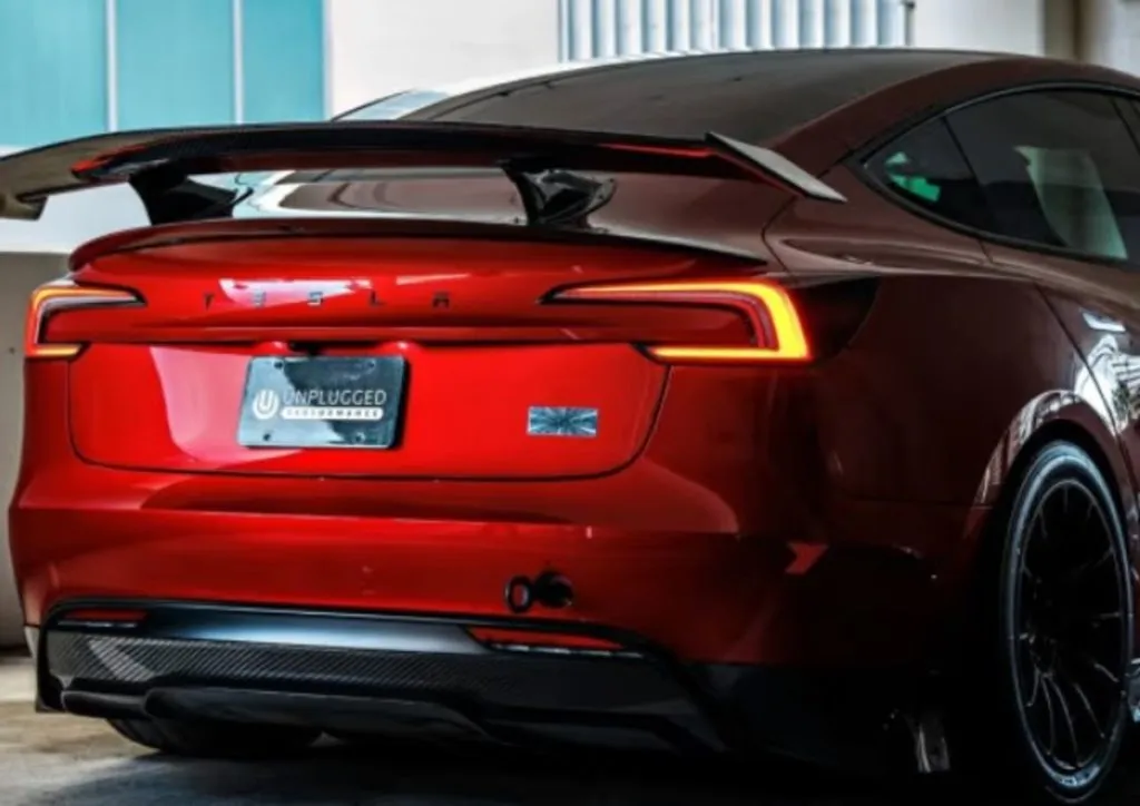 Абсурдне крило Model 3 реально працює