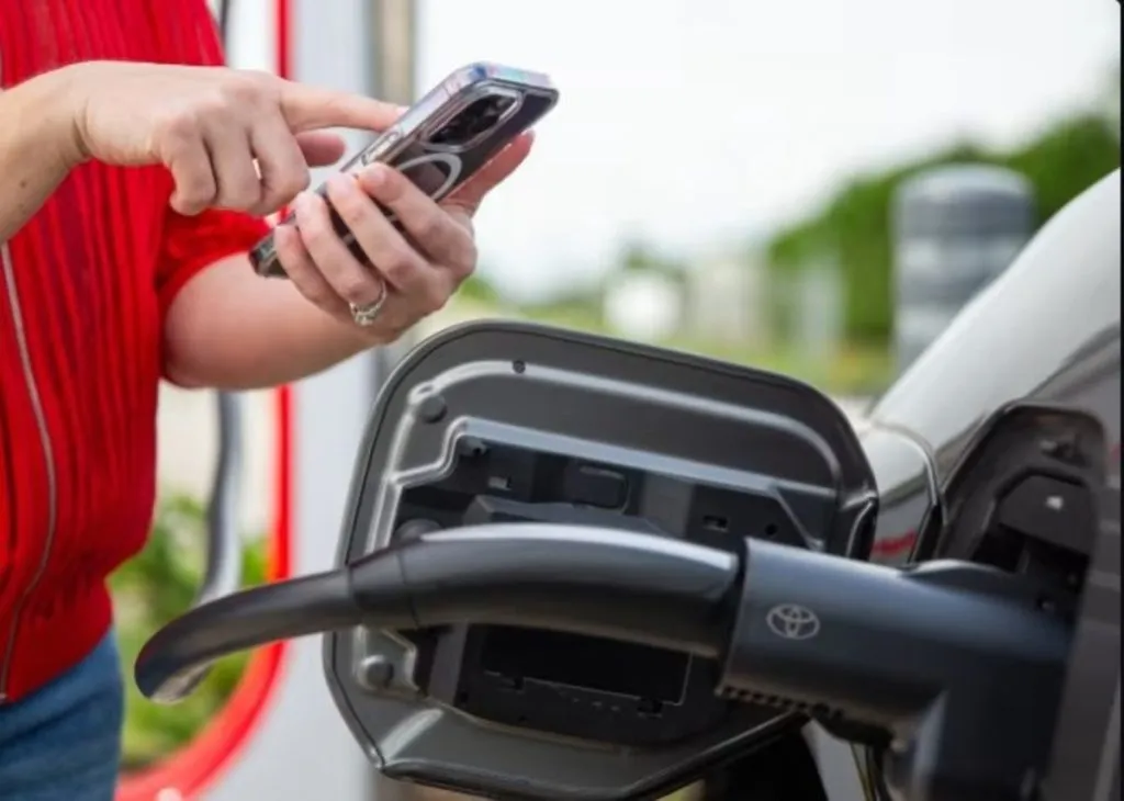 Toyota підключається до Tesla Supercharger