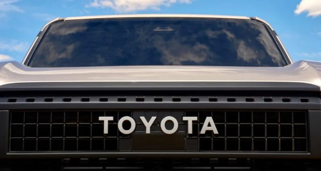 Land Cruiser отримав класичний замок на кермо (відео)