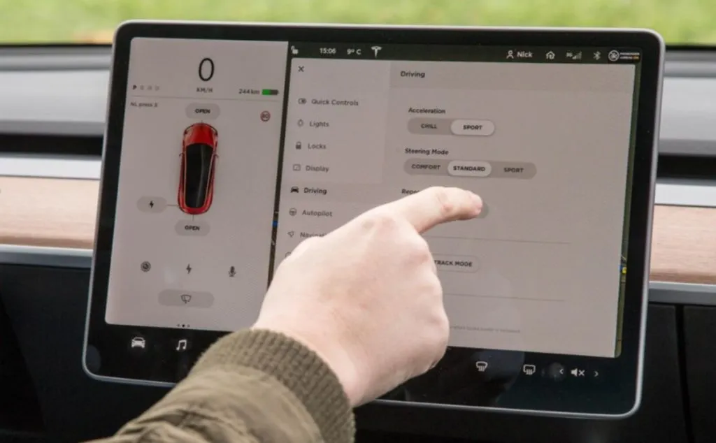 Джоні Айв виступив проти сенсорів у салоні автомобіля