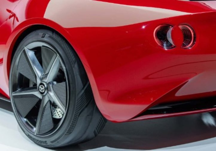 Mazda не хоче обтяжувати MX-5 батареями (фото)