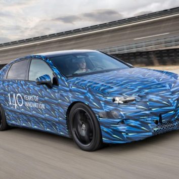 Mercedes C-Class EQ виходить на ринок Tesla