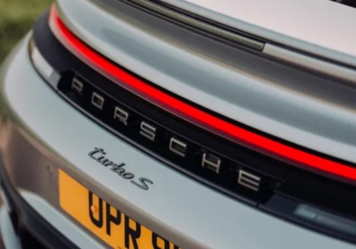 Гібридний Porsche 911 Turbo S: новий рівень швидкості