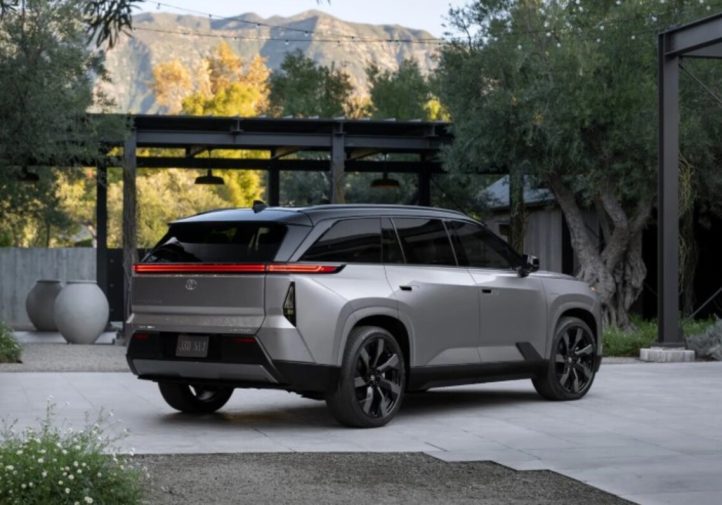 Новий трирядний електрокросовер Subaru: перші деталі