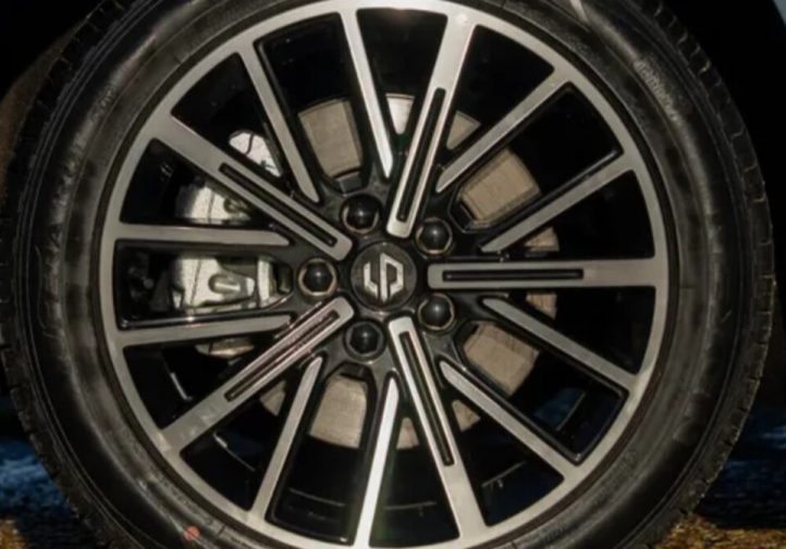 Leapmotor B10 — бюджетний електрокросовер (огляд)