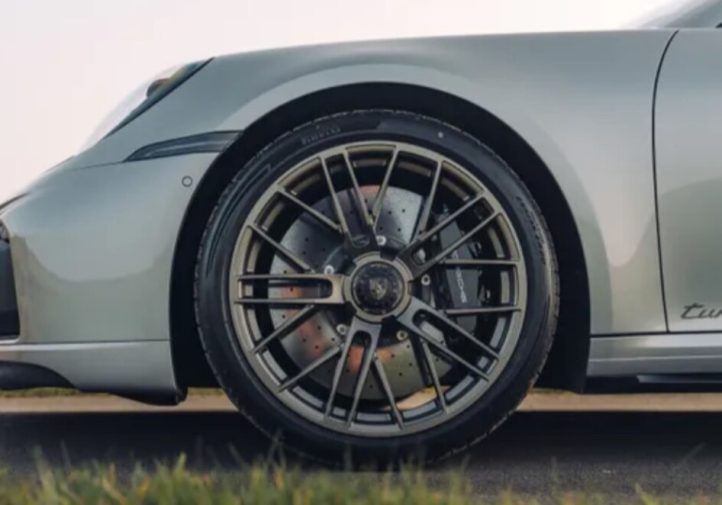 Гібридний Porsche 911 Turbo S: новий рівень швидкості