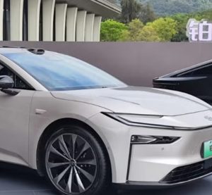 Новий Toyota bZ7: електроседан розміром із S-Class