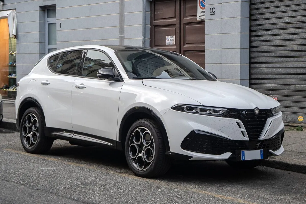Обновлённый Alfa Romeo Tonale 2026 с решёткой в стиле 33 Stradale