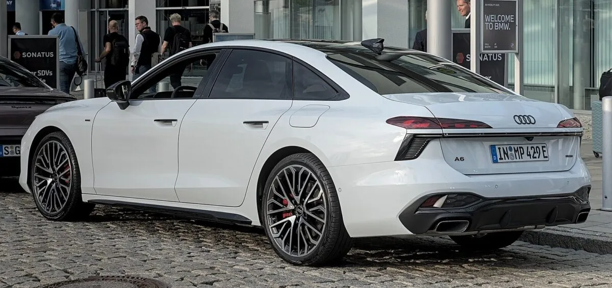 Audi A6 седан сзади: цифровые OLED-фонари