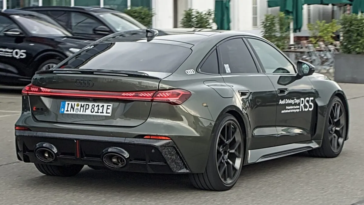 Audi RS 5 седан сзади