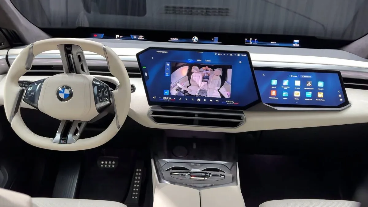 Салон нового BMW iX5 с системой Panoramic iDrive