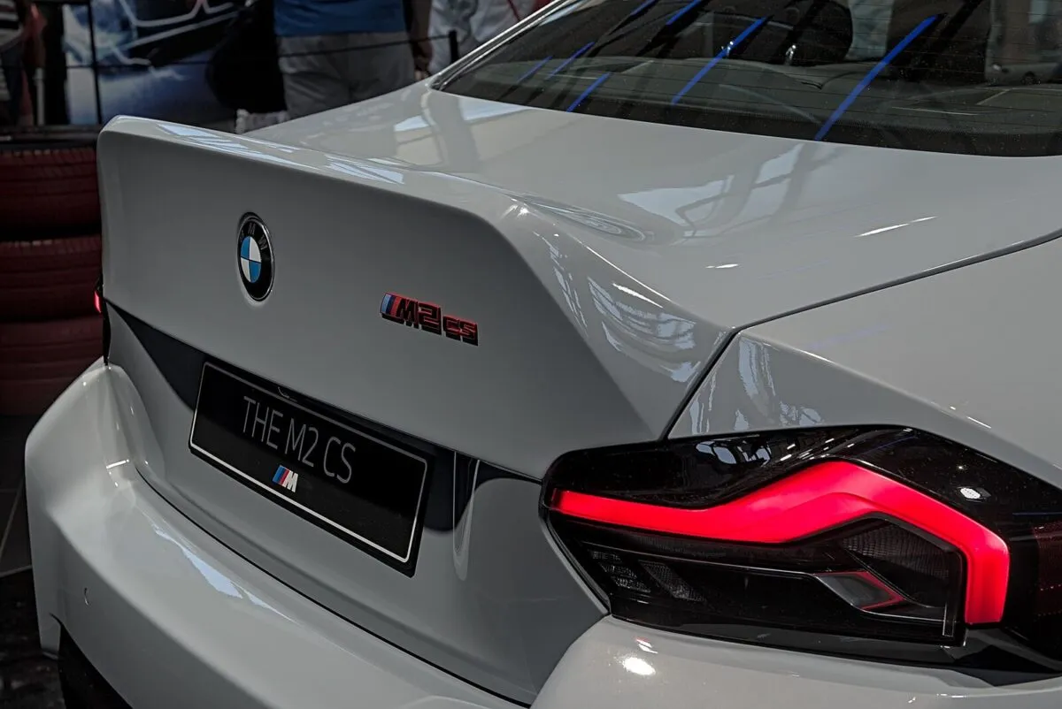 Карбоновая крышка багажника BMW M2 CS со спойлером «утиный хвост»