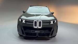 Електричний BMW iX5 дешевший за дизельний X5? У Британії — так, на £510