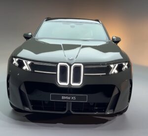 Передок нового BMW X5 G65 з підсвіченими «ніздрями» Iconic Glow