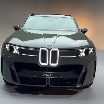 Передок нового BMW X5 G65 з підсвіченими «ніздрями» Iconic Glow