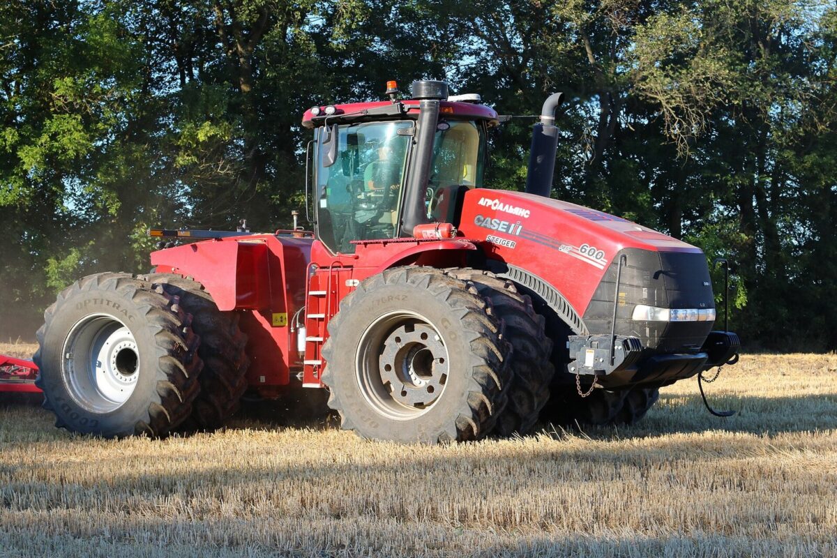 Трактор Case IH Steiger 600 у полі