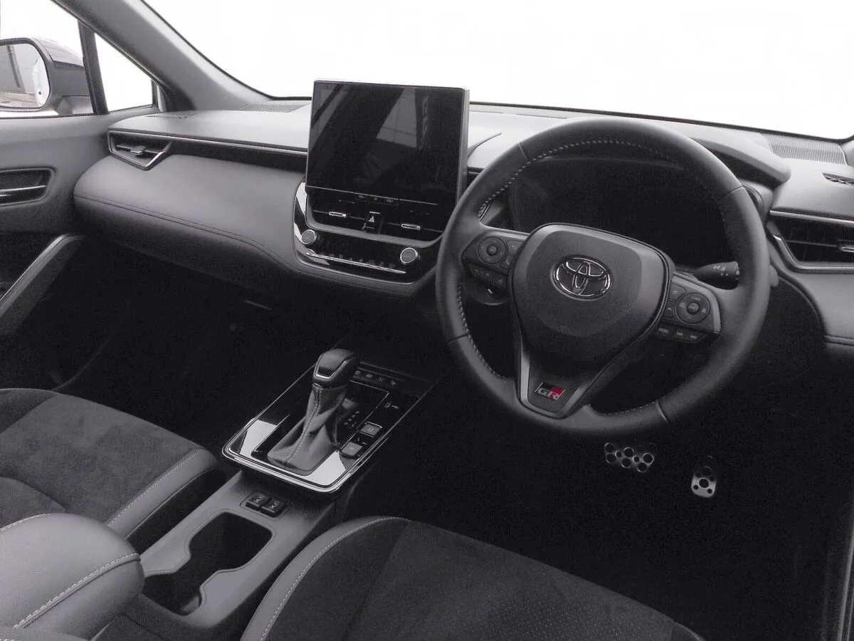 Салон Corolla Cross GR Sport с логотипами GR