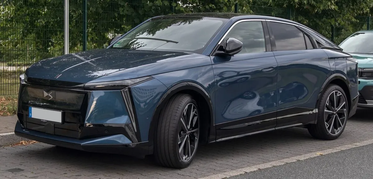 DS N°8 — електричний флагман DS Automobiles