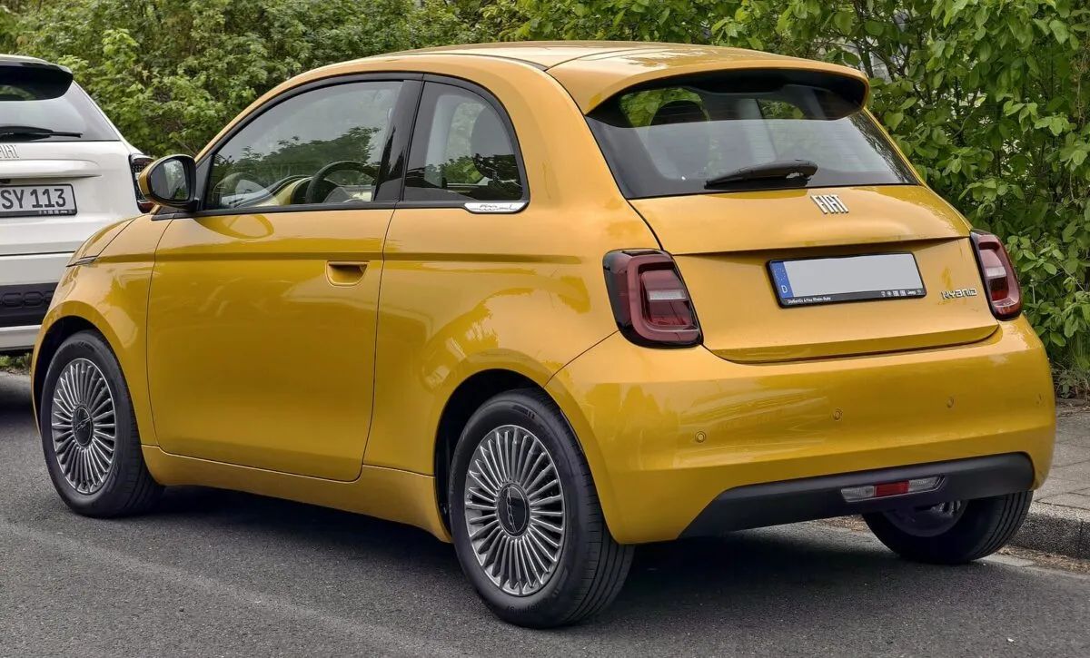 Fiat 500 Hybrid Torino 2026, вид сзади