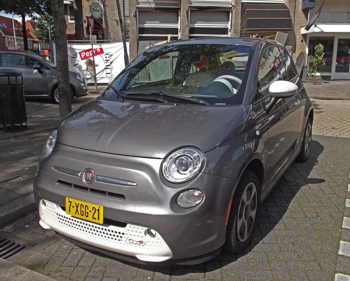 Fiat 500e первого поколения с американскими бамперами