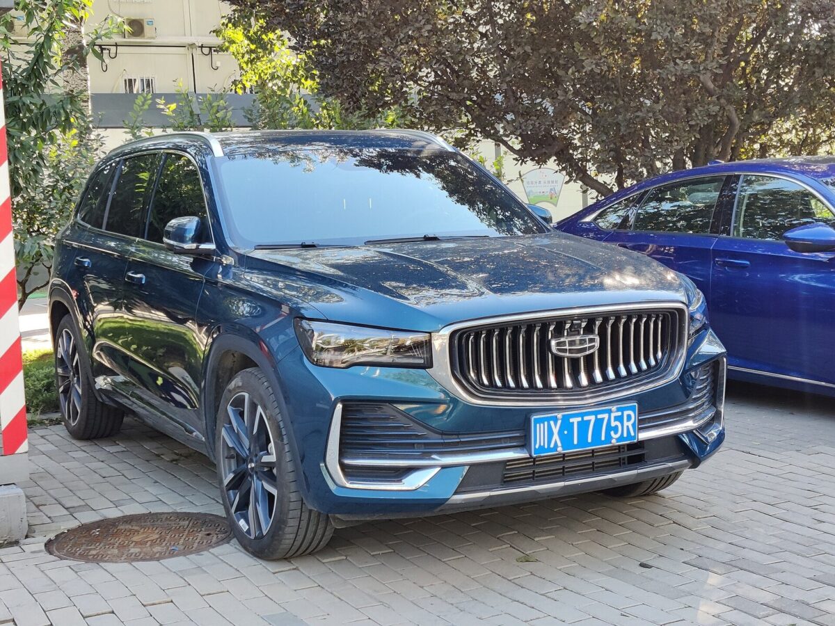 Geely Monjaro до рестайлінгу: вигнуті ребра решітки й логотип по центру