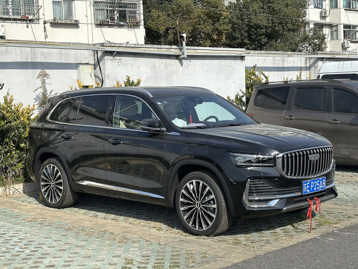 Geely Monjaro 2025 після рестайлінгу з новою вертикальною решіткою